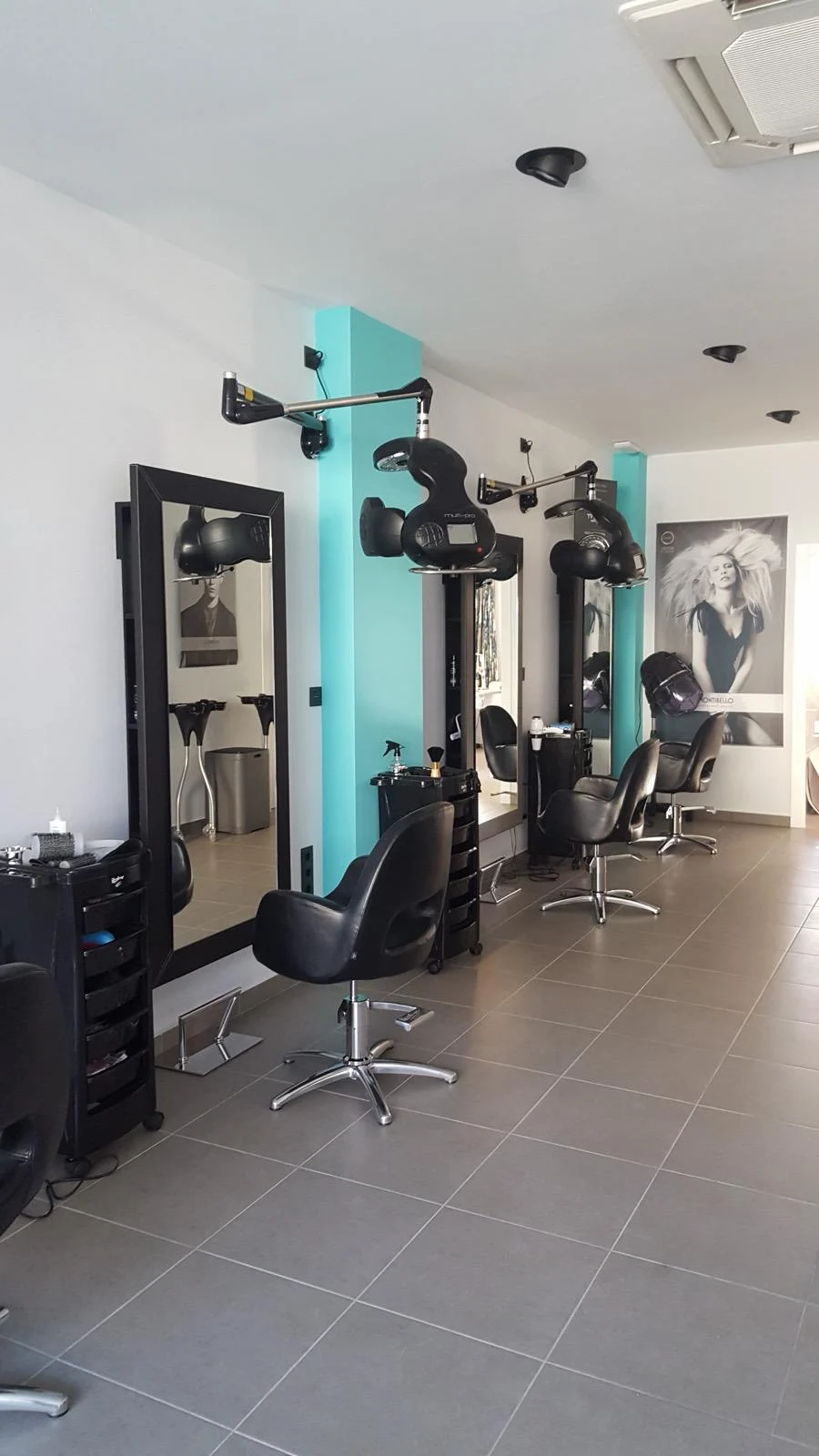 Zona de peluqueria unisex con tocadores y sillones